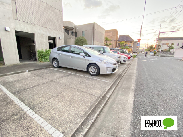 【シャトレ宇治の駐車場】