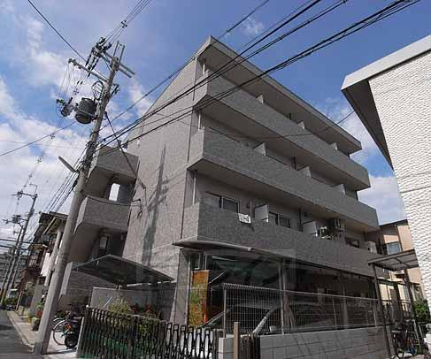 京都市伏見区桃山町金井戸島のマンションの建物外観