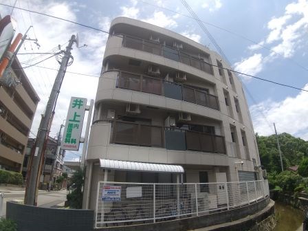 ライオネス富松の建物外観