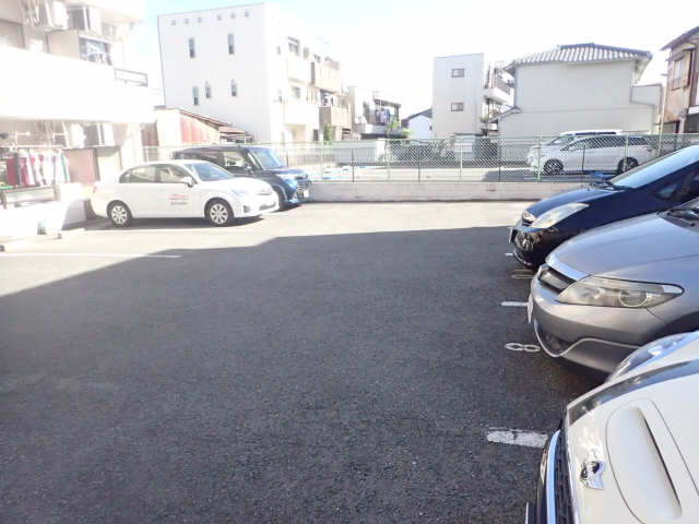 【エクセルフジタの駐車場】