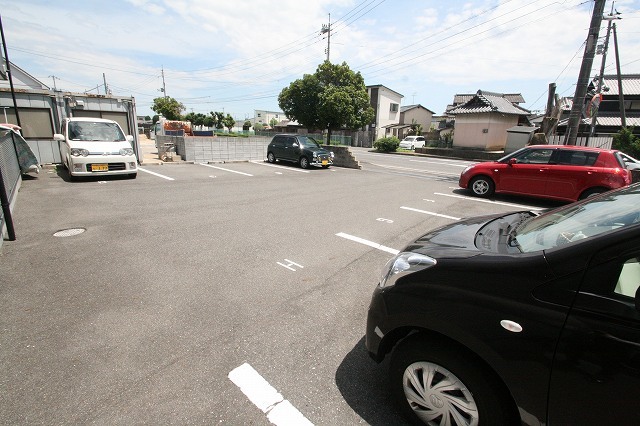 【倉敷市青江のマンションの駐車場】