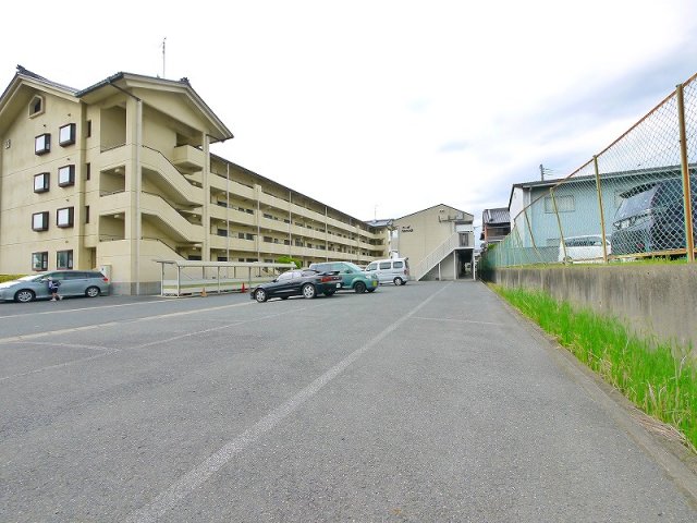 【天理市勾田町のアパートの駐車場】