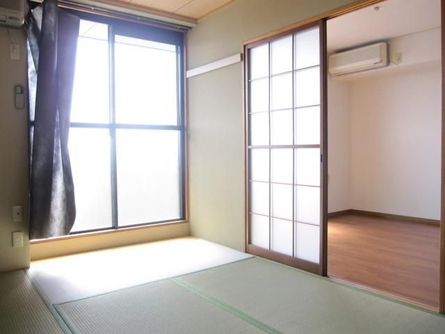 居室・リビング　和室からリビング