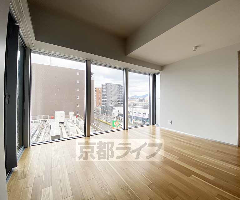 シャリマー西大路の居間写真