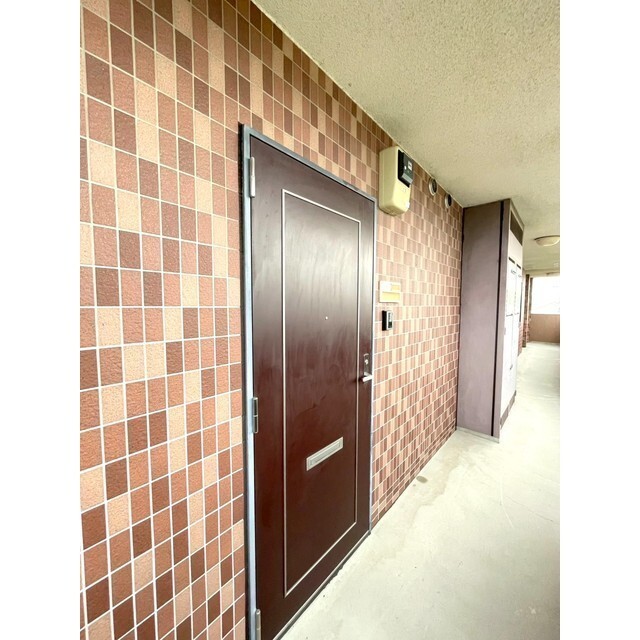 玄関　茶色の玄関ドア