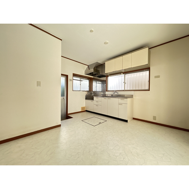 居室・リビング　１Ｆ　７帖の洋室　収納付き！