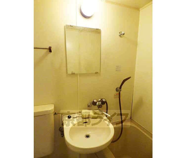 洗面設備　鏡ついています。