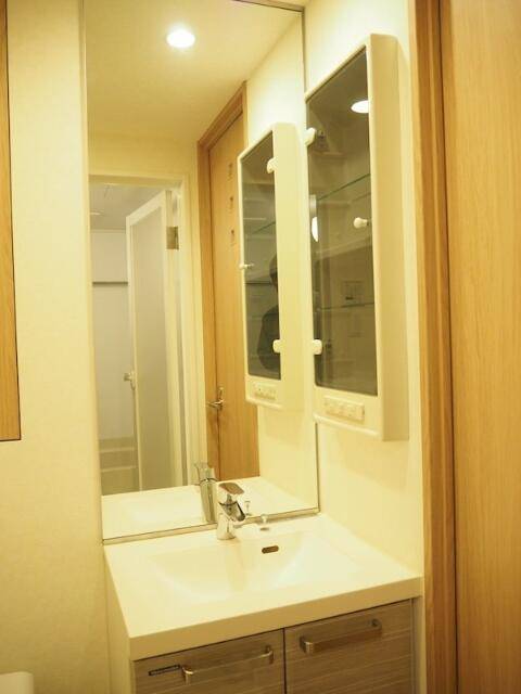 洗面設備　人気な独立洗面台です