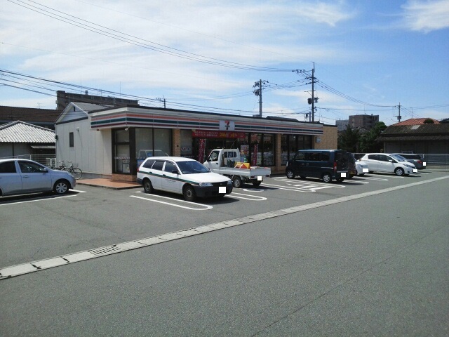 コンビニ　セブンイレブン近見８丁目店（コンビニ）まで550m