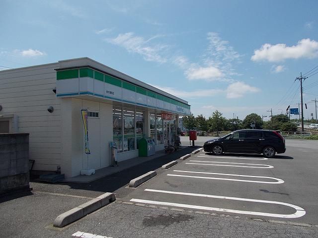 コンビニ　ファミリーマート（コンビニ）まで750m