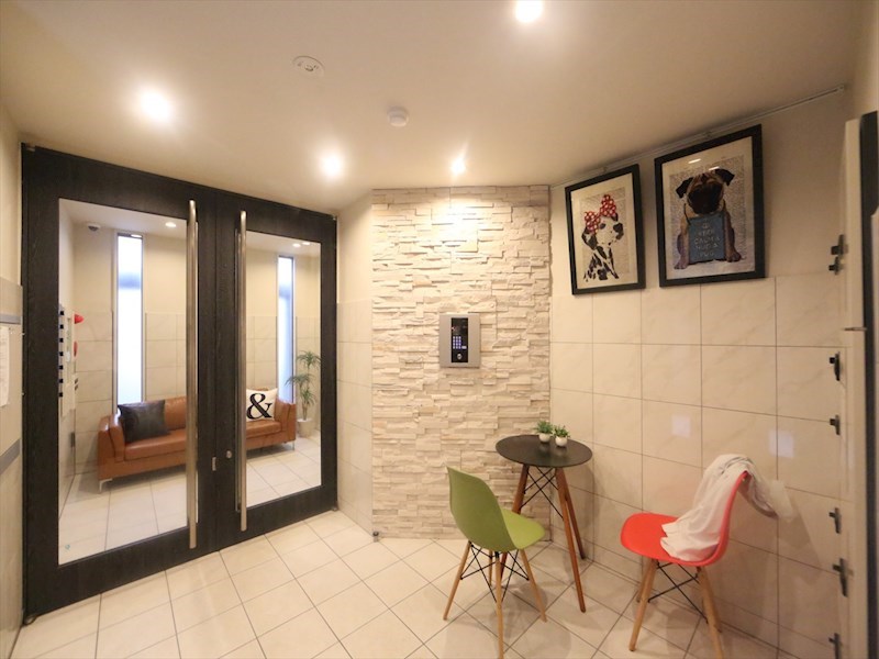 エントランス　エントランス　オートロック　宅配ＢＯＸ　防犯カメラ