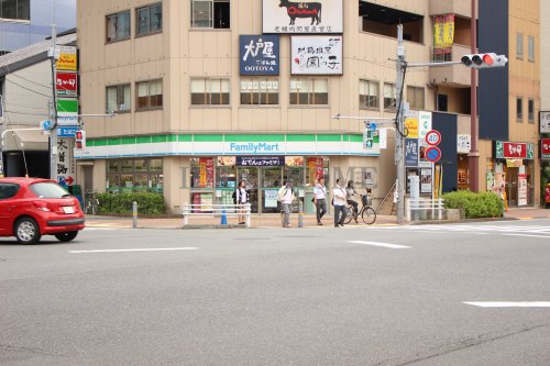 コンビニ　ファミリーマート いすゞ本社前店（コンビニ）まで142m
