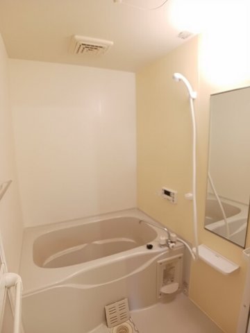 バス・シャワールーム　コンパクトで使いやすいお風呂です