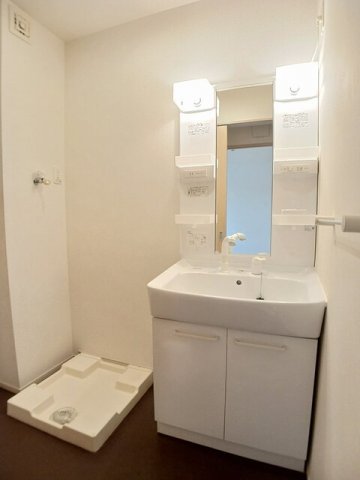 洗面設備　ゆったりとスペースのある洗面所