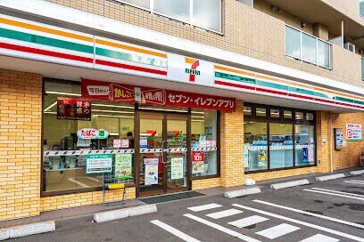 コンビニ　セブンイレブン札幌北12条店（コンビニ）まで712m
