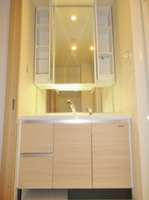 洗面設備　大きな鏡の洗面台