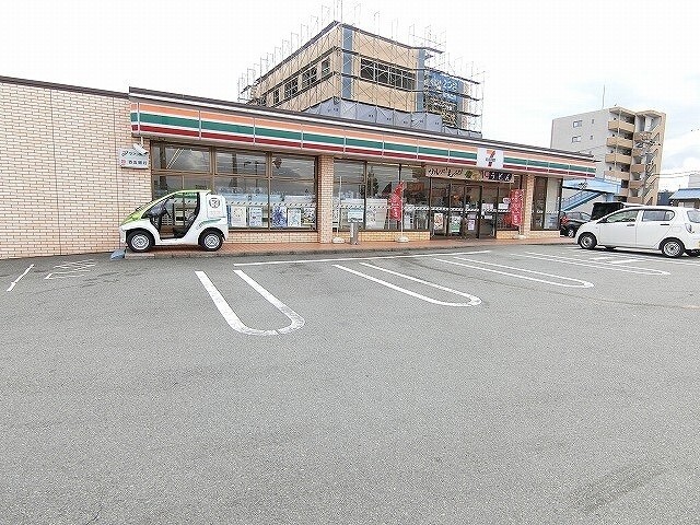 コンビニ　セブンイレブン津市上浜町３丁目店（コンビニ）まで459m