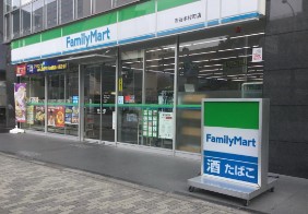 コンビニ　ファミリーマート市谷本村町店（コンビニ）まで116m