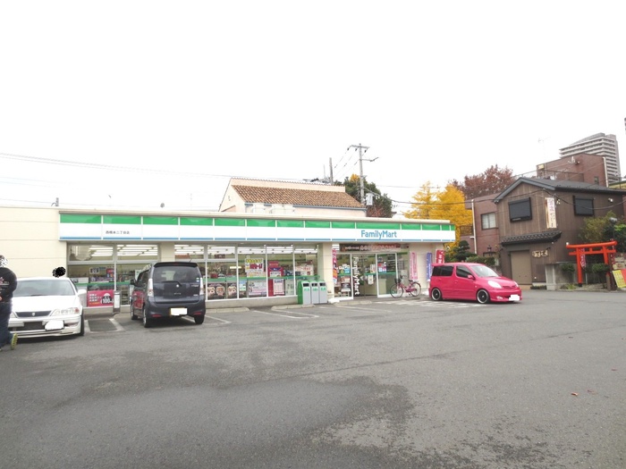 コンビニ　ファミリーマート（コンビニ）まで121m