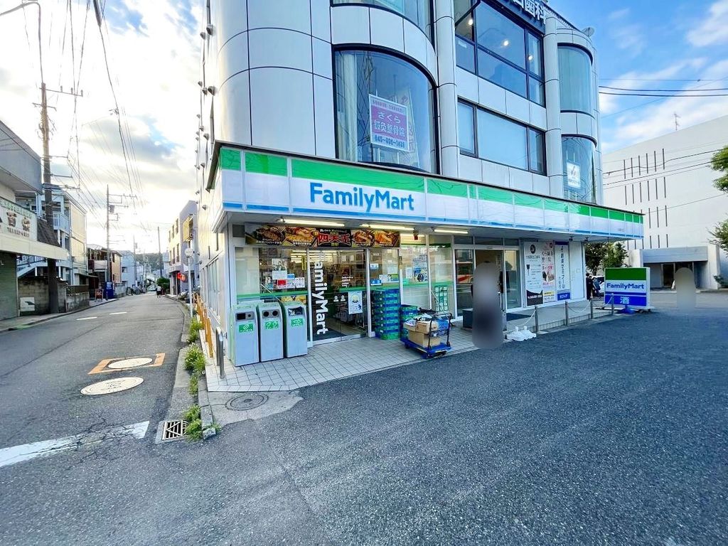 コンビニ　ファミリーマート大船駅北店（コンビニ）まで330m
