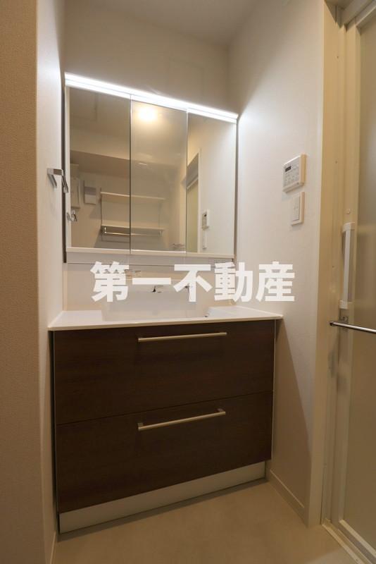 洗面設備　三面鏡化粧台
