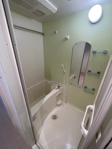 バス・シャワールーム　※写真は同じマンションの違う部屋のものになります。