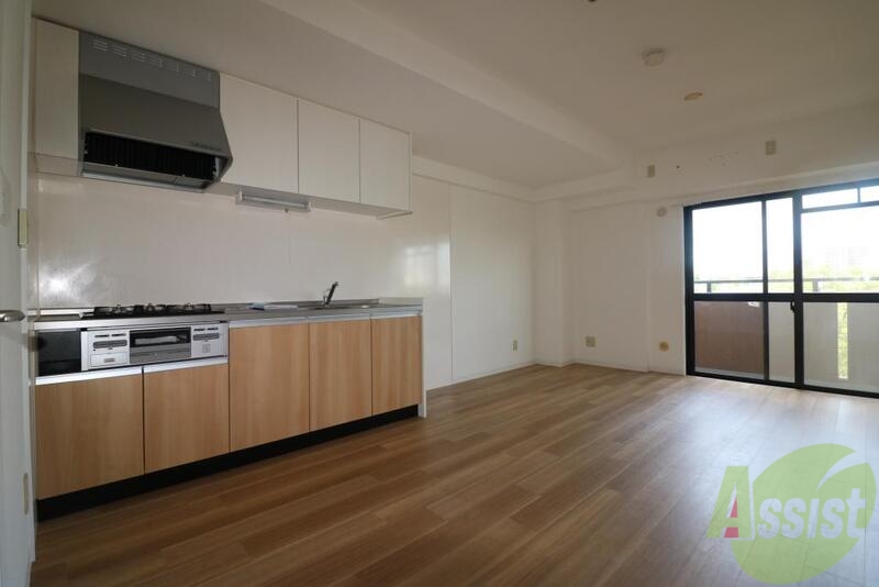 居室・リビング　広々としたフローリングのお部屋です。
