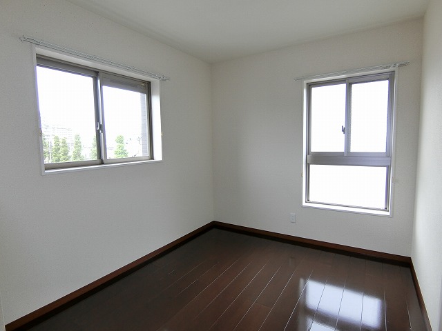 その他部屋・スペース　洋室５．５帖、２カ所窓があり明るいです