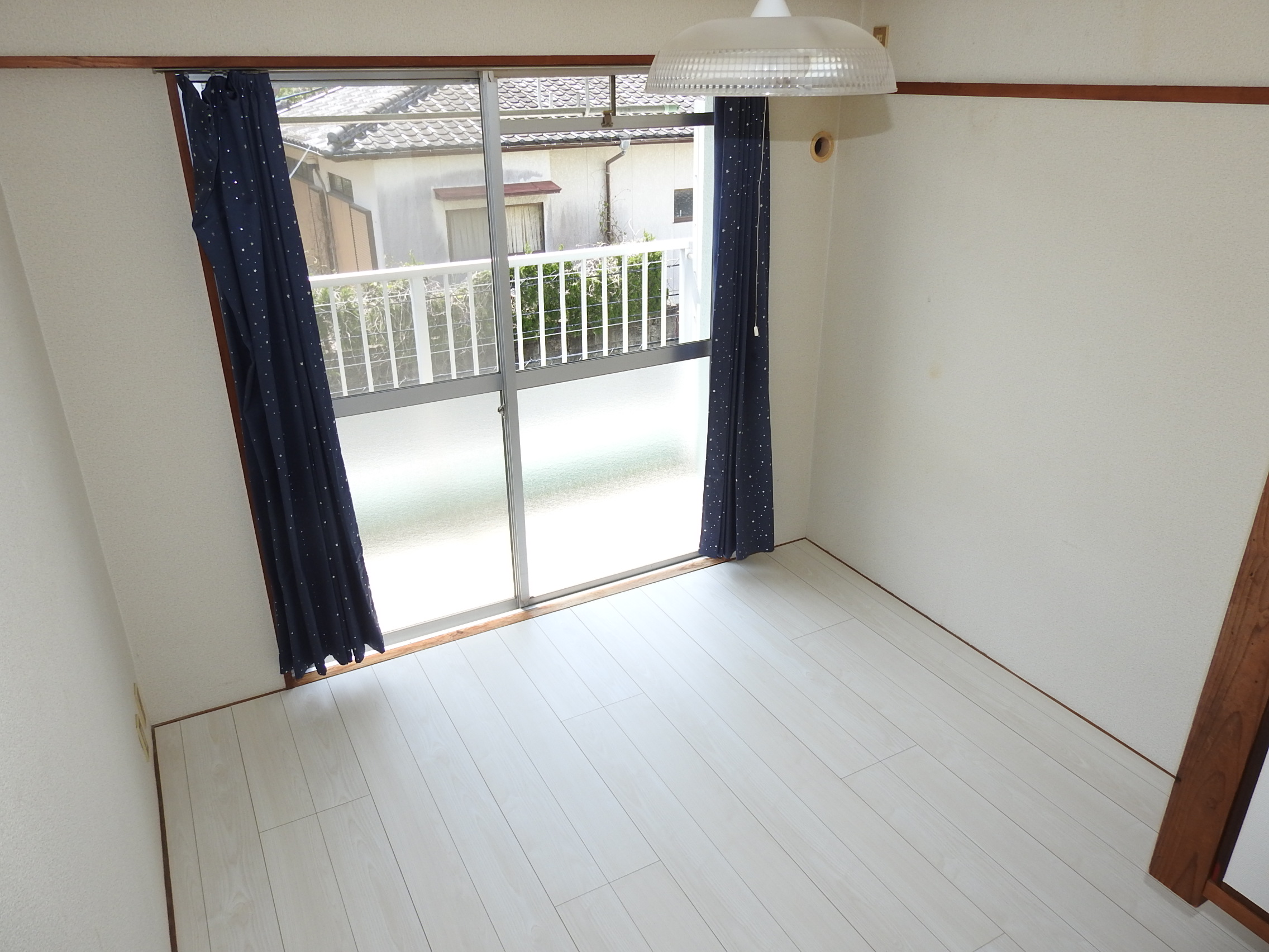 居室・リビング　※別号室のお写真です