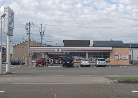 コンビニ　セブンイレブン金沢松村4丁目店（コンビニ）まで694m