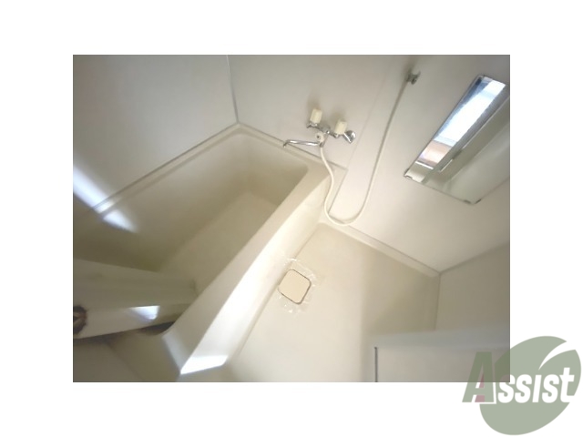 バス・シャワールーム　こちらはお風呂。一日の疲れをここで癒してください。