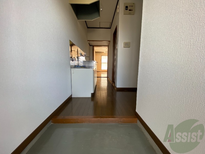 玄関　外から玄関を撮影してみました。広いリビングに繋がっています。