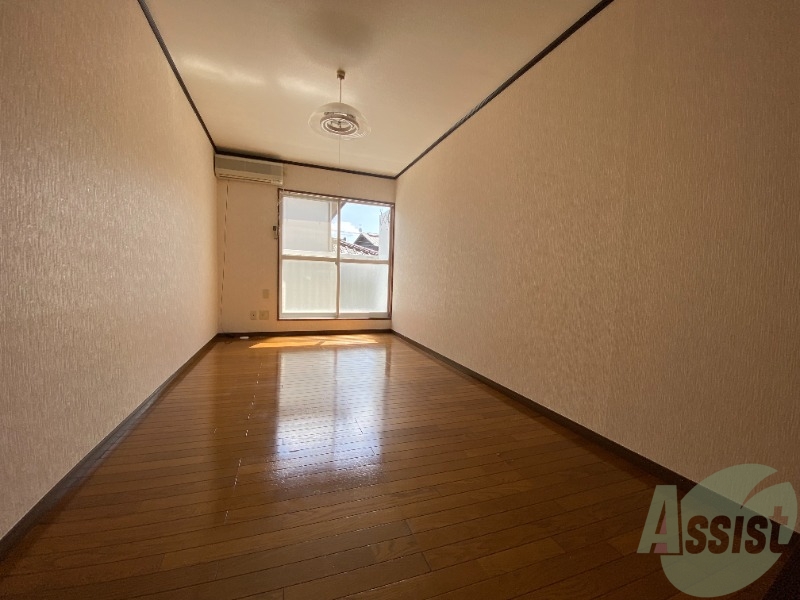 居室・リビング　リビングはこんな感じです。窓が大きくて良く陽が入ってきます。