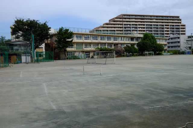 中学校　市立小平第四中学校（中学校）まで520m