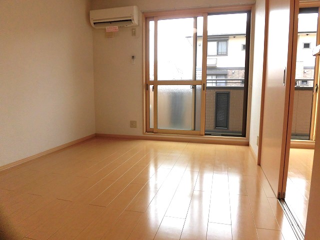 居室・リビング　キッチン合わせると10帖の広さです