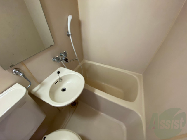 バス・シャワールーム　バスルームは狭すぎず、シャワーも浴びやすそうです。