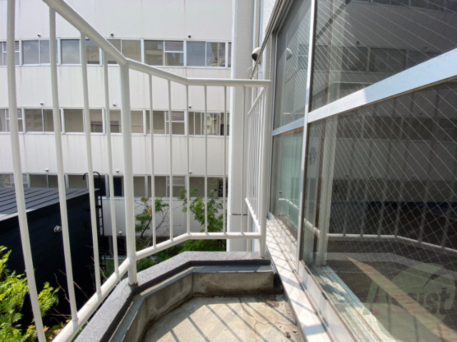 バルコニー　バルコニーは幅があり、広い印象を受けました。