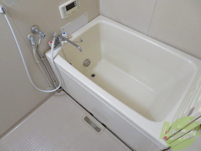 バス・シャワールーム　こちらはお風呂。一日の疲れをここで癒してください。