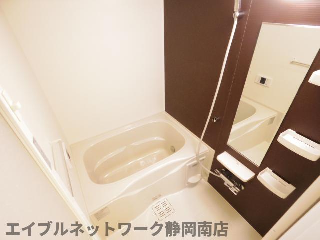 バス・シャワールーム　落ち着いた空間のお風呂です