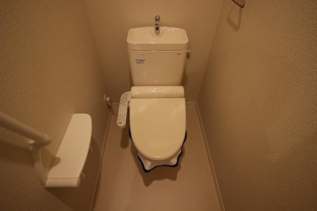 トイレ　トイレを撮影