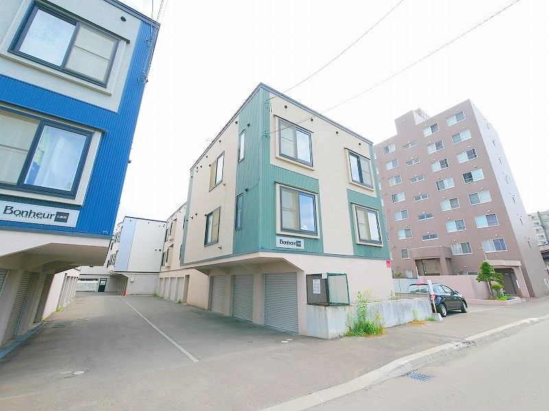 建物外観　閑静な住宅地に建つお部屋です♪