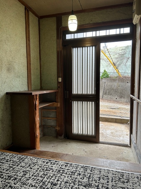 近鉄長野線 富田林駅 徒歩13分 2階建 築57年の玄関写真