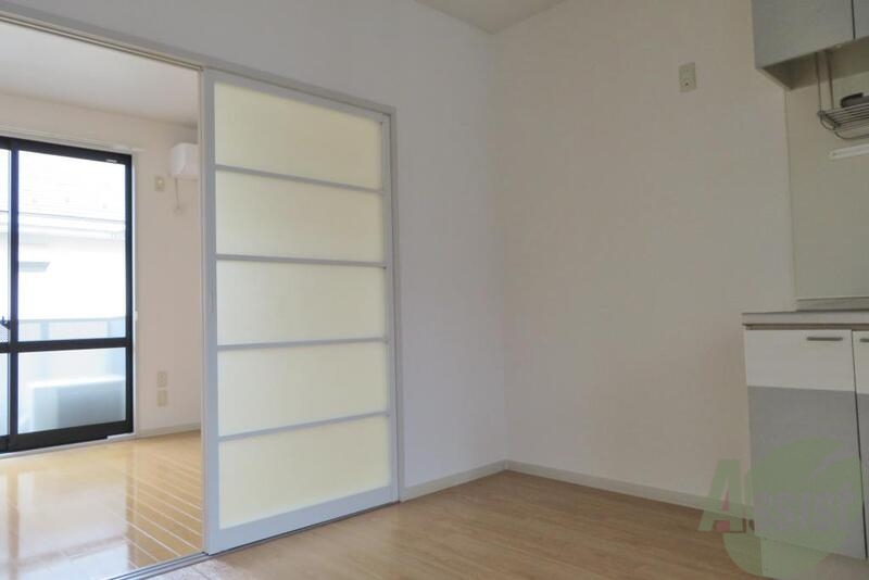 居室・リビング　引き戸が白にガラスでオシャレですね～。いかがでしょうか。