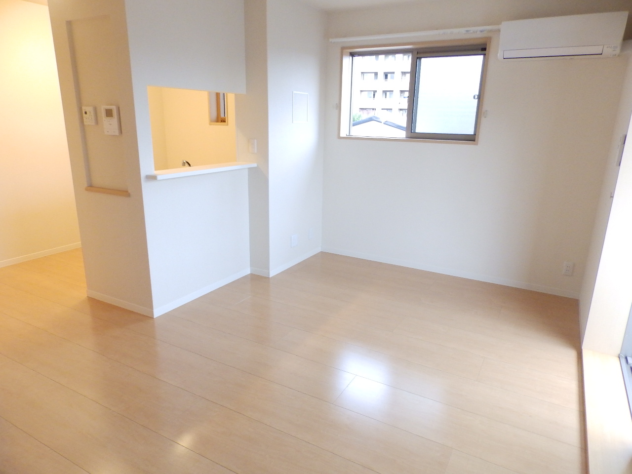 居室・リビング　別号室の写真（同仕様）