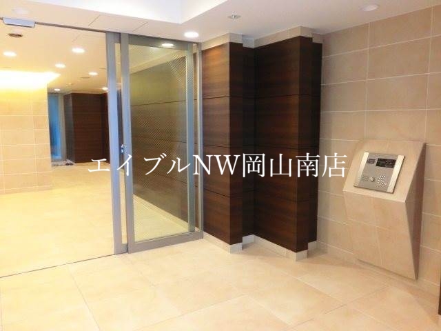 【岡山市北区内山下のマンションのエントランス】