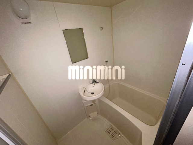 バス・シャワールーム　バスルームの横には洗面台があります