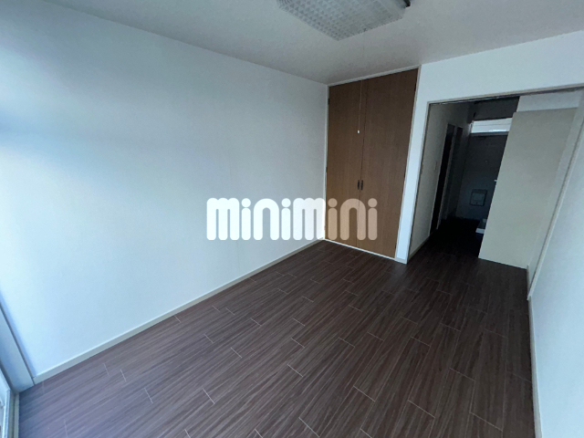 居室・リビング　南向きのお部屋なので自然光が入ります