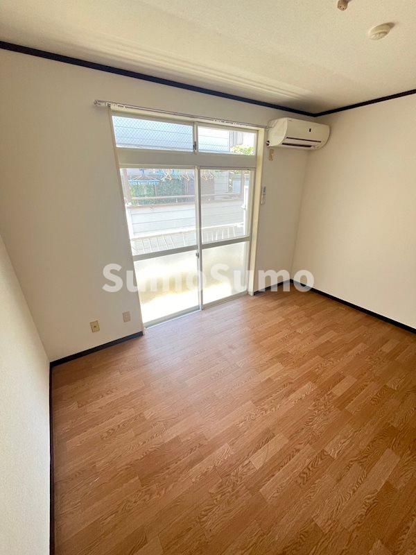 その他部屋・スペース　落ち着いた色調の寝室です