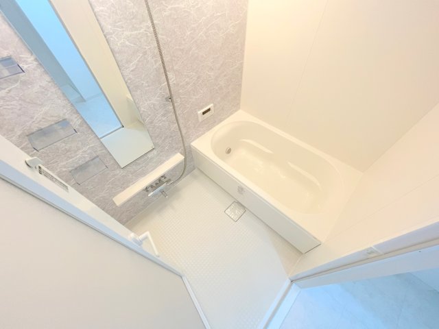 バス・シャワールーム　大きなバスルームは、足を伸ばせしてゆっくりできます。