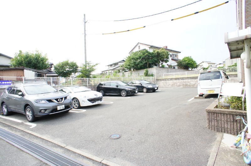 【糟屋郡粕屋町長者原東のマンションの駐車場】